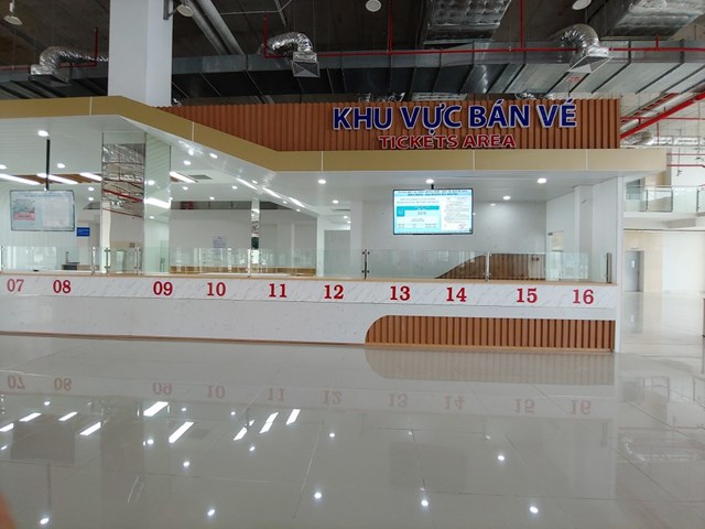 Khu vực b&aacute;n v&eacute; được đ&aacute;nh số thứ tự cho từng nh&agrave; xe, k&egrave;m với c&aacute;c m&agrave;n h&igrave;nh lớn thể hiện gi&aacute; v&eacute;, lộ tr&igrave;nh chuyến xe.