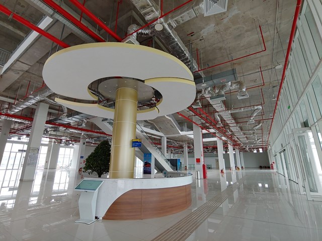 Quầy th&ocirc;ng tin, trợ gi&uacute;p v&agrave; hướng dẫn h&agrave;nh kh&aacute;ch cũng được sắp xếp tại sảnh ch&iacute;nh.