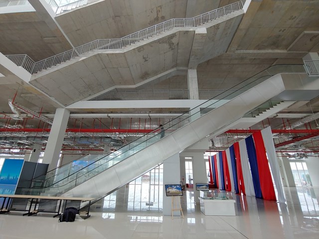 H&agrave;nh kh&aacute;ch c&oacute; thể sử dụng thang bộ v&agrave; thang m&aacute;y để di chuyển giữa c&aacute;c tầng lầu.