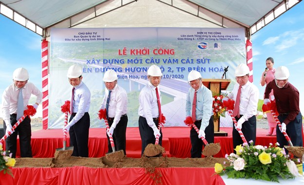 L&atilde;nh đạo tỉnh Đồng Nai thực hiện nghi thức khởi c&ocirc;ng x&acirc;y dựng cầu V&agrave;m C&aacute;i Sứt tr&ecirc;n tuyến đường Hương lộ 2