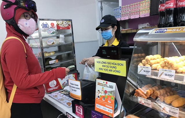 Miếng b&aacute;nh cửa h&agrave;ng tiện lợi l&agrave;m kh&oacute; c&aacute;c đại gia ngoại. Ảnh: Hồng Ph&uacute;c.