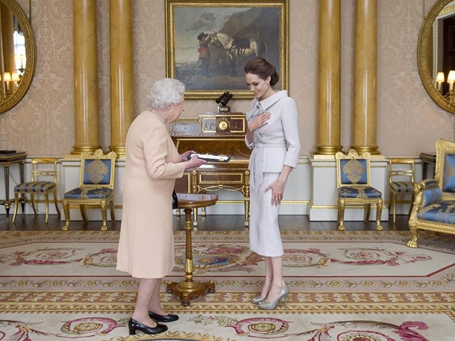 &nbsp;Minh tinh điện ảnh Angelina Jolie từng c&oacute; vinh dự được Nữ ho&agrave;ng Anh đ&oacute;n tiếp tại căn ph&ograve;ng 1844. &nbsp;