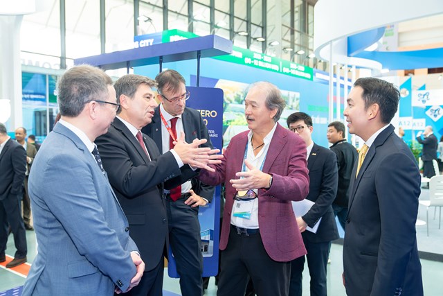 Chủ tịch FIATA Turgut Erkeskin c&ugrave;ng đại diện c&aacute;c hiệp hội, doanh nghiệp... h&agrave;ng đầu thế giới tham quan gian trưng b&agrave;y của Việt Nam SuperPort&trade; tại sự kiện. &nbsp;