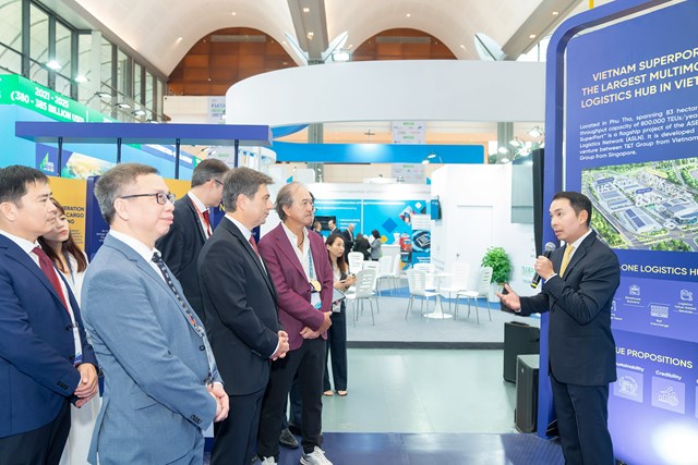 Tiến sĩ Yap Kwong Weng, CEO Việt Nam SuperPort&trade; giới thiệu về Kho h&agrave;ng kh&ocirc;ng k&eacute;o d&agrave;i tại sự kiện. &nbsp;