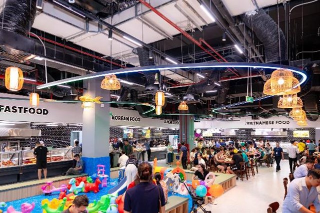Vincom Mega Mall Royal Island thu h&uacute;t đ&ocirc;ng đảo kh&aacute;ch h&agrave;ng mua sắm, vui chơi v&agrave; trải nghiệm ngay trong s&aacute;ng khai trương.