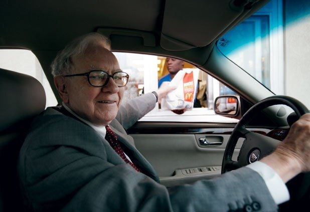 Warren Buffet tự l&aacute;i chiếc xe Cadillac 6 năm tuổi của m&igrave;nh đi khắp nơi