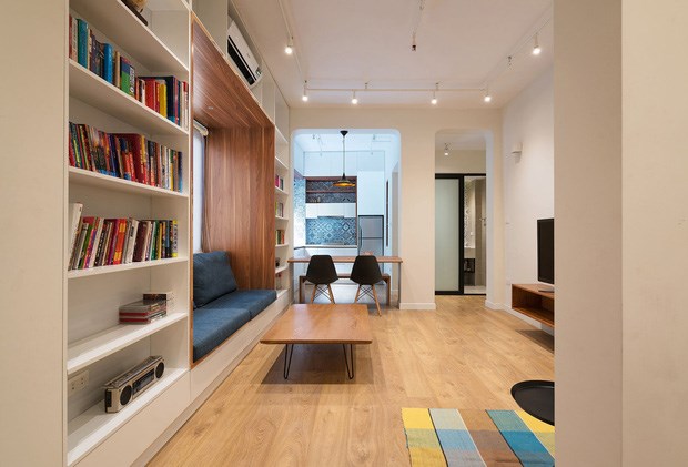 Phần trần của căn nh&agrave; được đưa cao tối đa đến tận hệ kết cấu panel b&ecirc; t&ocirc;ng b&ecirc;n tr&ecirc;n, v&igrave; thế n&ecirc;n hệ thống đ&egrave;n cũng được bố tr&iacute; nổi