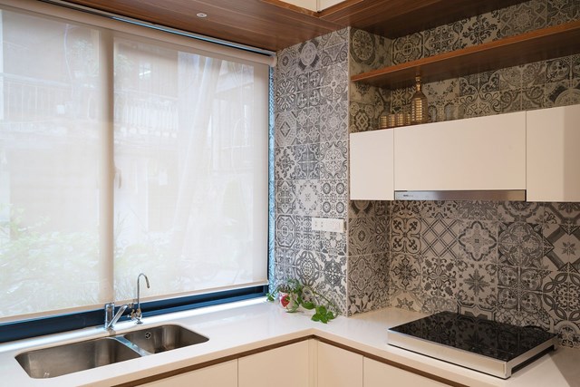 Căn nh&agrave; được trang tr&iacute;, điểm xuyết với những hoạ tiết mang phong c&aacute;ch cổ điển