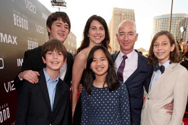 Nh&agrave; s&aacute;ng lập Amazon Jeff Bezos c&oacute; 4 người con