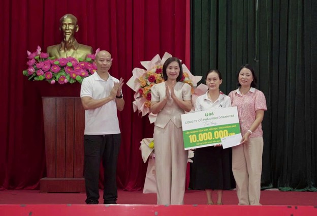 &Ocirc;ng Phạm Trần Long, Ph&oacute; Tổng gi&aacute;m đốc, c&ocirc;ng ty F88, trao tặng kinh ph&iacute; hỗ trợ điểm li&ecirc;n trường mầm non, tiểu học, THCS Hoằng Qu&yacute; (x&atilde; Hoằng Ph&uacute;, Thanh Ho&aacute;) &nbsp;