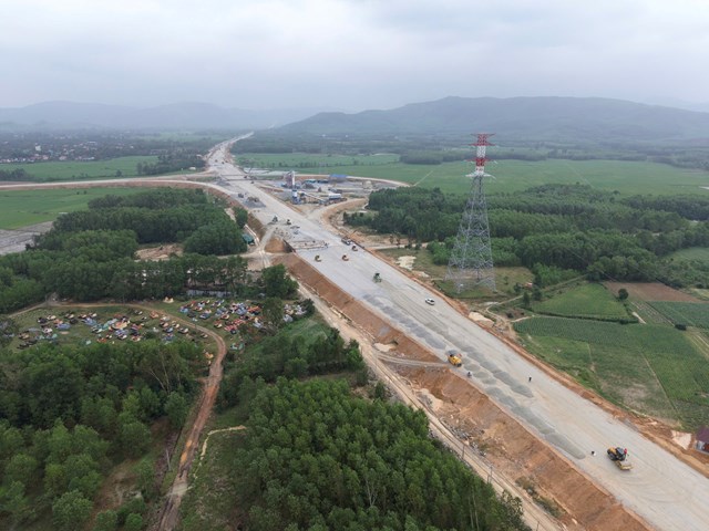 Cao tốc Quảng Ngãi - Hoài Nhơn vẫn còn nhiều vị trí vướng mắc