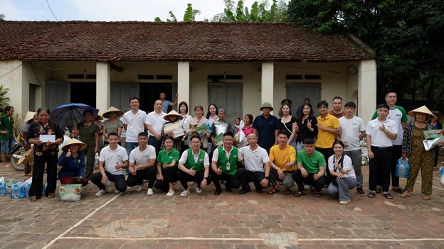 Đo&agrave;n cứu trợ Chuyến xe tử tế trao h&agrave;ng cứu trợ tới tay b&agrave; con th&ocirc;n Ngọc Nước, x&atilde; Kim T&acirc;n, tỉnh Thanh H&oacute;a &nbsp;