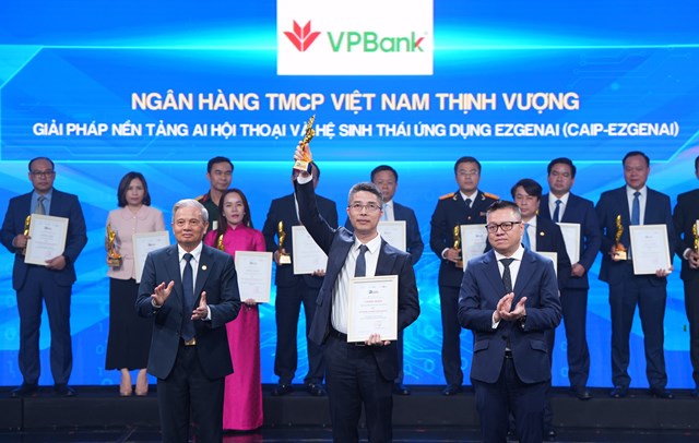 Đại diện VPBank nhận giải tại Vietnam Digital Awards 2025 &nbsp;