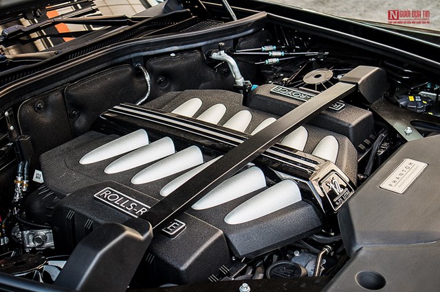 "Tr&aacute;i tim" xe Rolls-Royce Phantom thế hệ thứ 8 l&agrave; động cơ V12, dung t&iacute;ch 6,75L quen thuộc tạo ra c&ocirc;ng suất cực đại 563 m&atilde; lực v&agrave; m&ocirc;-men xoắn 900 Nm. Khối động cơ dung t&iacute;ch lớn của xe sẽ kết hợp với hộp số tự động 8 cấp với c&ocirc;ng nghệ vệ tinh hỗ trợ gi&uacute;p chiếc xe c&oacute; khả năng sang số ch&iacute;nh x&aacute;c.&nbsp;