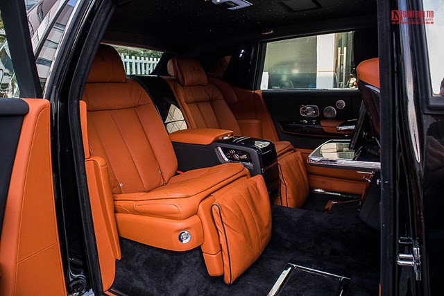Chiếc Rolls Royce Phantom VIII mới về Việt Nam sử dụng ghế ngồi bọc da m&agrave;u v&agrave;ng đồng với đầy đủ c&aacute;c chức năng như sưởi ấm, l&agrave;m m&aacute;t, massage,...