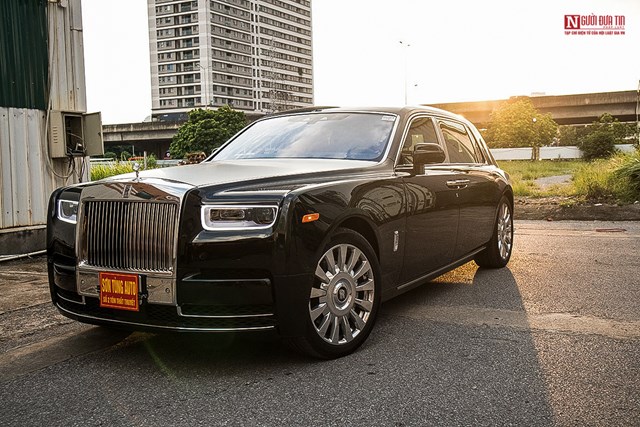 Tại Việt Nam, Rolls-Royce Phantom VIII c&oacute; gi&aacute; b&aacute;n khoảng hơn 70 tỷ đồng. Để lăn b&aacute;nh được chiếc xe n&agrave;y, chủ nh&acirc;n sẽ phải bỏ ra kh&ocirc;ng dưới 85 tỷ đồng.