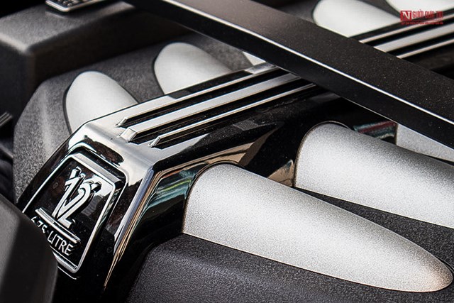Theo c&ocirc;ng bố, Phantom VIII c&oacute; thể tăng tốc từ 0 - 100 km/h trong thời gian 5,3 gi&acirc;y trước khi đạt tốc độ đối đa 250 km/h.