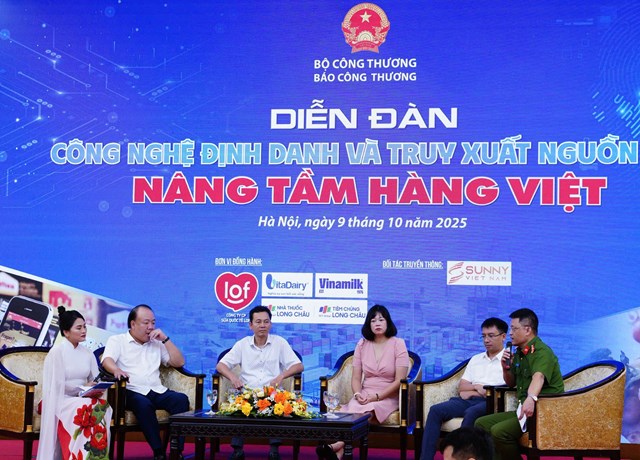 Các diễn giả chia sẻ tại Diễn đàn - Ảnh: BTC