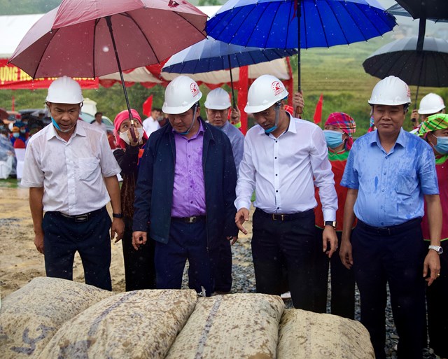 2.000 tấn xi măng do T&amp;T Group trao tặng thị x&atilde; Sa Pa sẽ gi&uacute;p cứng ho&aacute; nền nh&agrave; v&agrave; l&agrave;m đường, đảm bảo điều kiện sống tối thiểu cho b&agrave; con c&aacute;c d&acirc;n tộc thiểu số tại địa phương, phục vụ giao th&ocirc;ng đi lại thuận lợi, g&oacute;p phần ph&aacute;t triển kinh tế x&atilde; hội v&agrave; xo&aacute; đ&oacute;i giảm ngh&egrave;o trong thời gian tới.