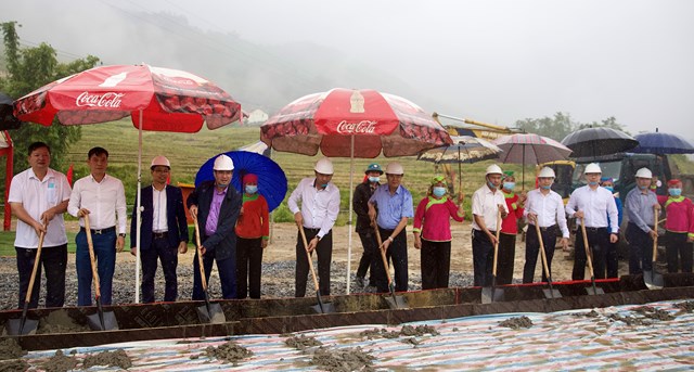 C&aacute;c đại biểu thực hiện nghi lễ khởi c&ocirc;ng x&acirc;y dựng tuyến đường li&ecirc;n gia th&ocirc;n Tả Van D&aacute;y I, x&atilde; Tả Van, thị x&atilde; Sa Pa.