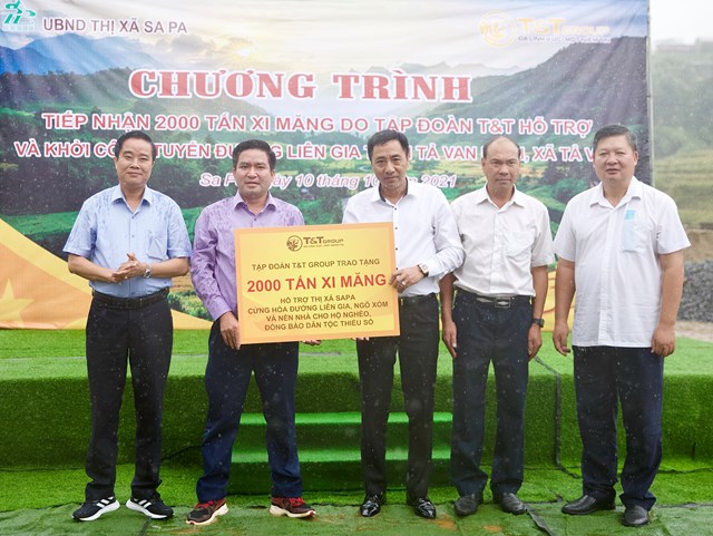&Ocirc;ng Nguyễn Anh Tuấn, Ph&oacute; Tổng Gi&aacute;m đốc Tập đo&agrave;n T&amp;T Group trao tặng 2.000 tấn xi măng cho &ocirc;ng Vương Trinh Quốc, Chủ tịch UBND thị x&atilde; Sa Pa.