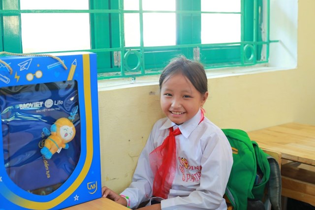 Mỗi chiếc balo &ldquo;Qu&agrave; vui tới trường&rdquo; của Bảo Việt Nh&acirc;n thọ sẽ l&agrave; người bạn đồng h&agrave;nh, trở th&agrave;nh điểm tựa tinh thần để c&aacute;c em v&agrave; gia đ&igrave;nh an t&acirc;m vượt qua mọi thử th&aacute;ch, biến ước mơ th&agrave;nh hiện thực.