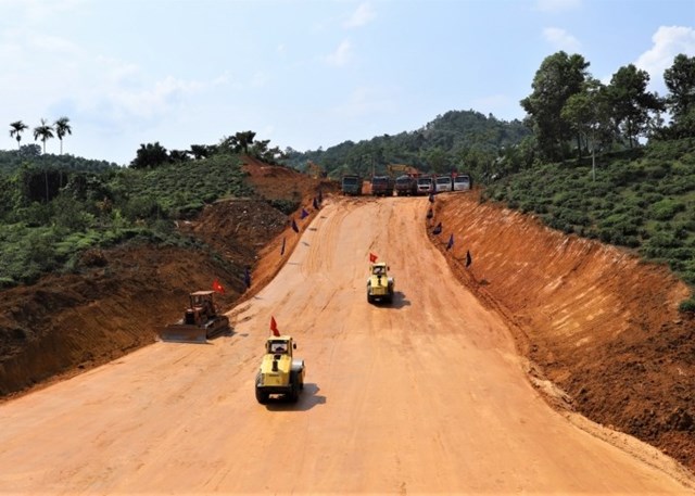 Triển khai giải ph&oacute;ng mặt bằng Dự &aacute;n đường bộ cao tốc Tuy&ecirc;n Quang - H&agrave; Giang. Ảnh: B&aacute;o H&agrave; Giang