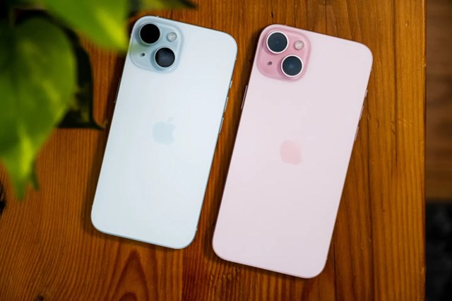 iPhone 15 Plus kho&aacute; mạng từ thị trường Mỹ với gi&aacute; từ 19-20 triệu đồng cho bản bộ nhớ trong 128GB, rẻ hơn khoảng 20% so với h&agrave;ng ch&iacute;nh h&atilde;ng. (Ảnh: The Verge) &nbsp;