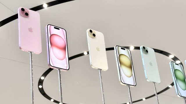Sức mua của iPhone kho&aacute; mạng tại Việt Nam ng&agrave;y c&agrave;ng sụt giảm, nhiều người kh&ocirc;ng c&ograve;n mặn m&agrave; với d&ograve;ng điện thoại kh&oacute;a mạng n&agrave;y. (Ảnh: Future)