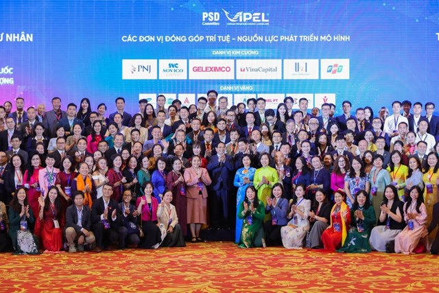 Thủ tướng chụp ảnh chung c&ugrave;ng c&aacute;c đại biểu - Ảnh: VGP/Nhật Bắc