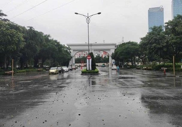 Khu đ&ocirc; thị Dương Nội tại ng&atilde; tư L&ecirc; Trọng Tấn - L&ecirc; Quang Đạo k&eacute;o d&agrave;i kh&ocirc;ng bị ngập. (Ảnh cập nhật s&aacute;ng ng&agrave;y 07/10/2025).&nbsp; &nbsp;