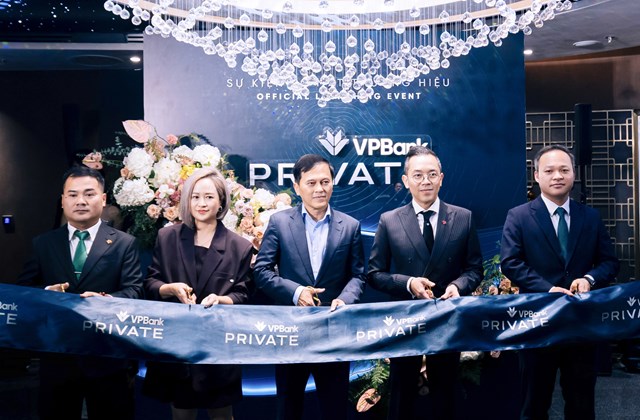 Đại diện Ban l&atilde;nh đạo VPBank cắt băng khai trương VPBank Private &nbsp;