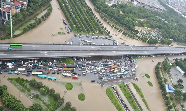 N&uacute;t giao Trần Duy Hưng - Đại lộ Thăng Long ngập nặng sau mưa lớn ng&agrave;y 7/10/2025. &nbsp;