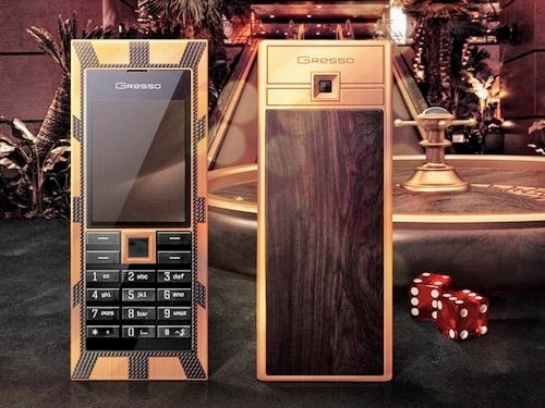 L&agrave; h&atilde;ng thiết kế phụ kiện, mắt k&iacute;nh nổi tiếng của Thụy Sĩ nhưng Gresso vẫn sản xuất điện thoại si&ecirc;u sang, một trong số đ&oacute; l&agrave;&nbsp;Luxor Las Vegas Jackpot. Điểm nhấn của thiết bị l&agrave; mặt sau được ốp gỗ đen ch&acirc;u Phi 200 năm tuổi, mặt trước đ&iacute;nh kim cương đen, xung quanh mạ khoảng 180 g v&agrave;ng nguy&ecirc;n chất. Mỗi ph&iacute;m bấm của điện thoại được trang tr&iacute; bằng một vi&ecirc;n sapphire. Luxor Las Vegas Jackpot chỉ c&oacute; 3 chiếc được sản xuất với gi&aacute; một triệu USD mỗi chiếc.&nbsp;