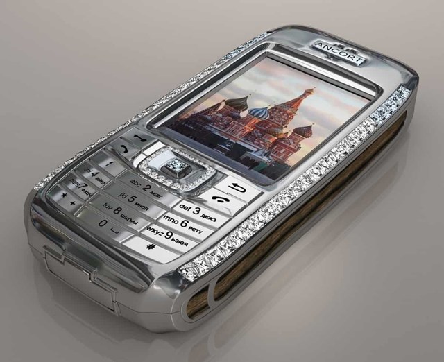 Diamond Crypto Smartphone&nbsp;được chế t&aacute;c từ bạch kim nguy&ecirc;n khối, ph&iacute;m điều hướng 4 chiều v&agrave; n&uacute;t chọn được đ&iacute;nh 28 vi&ecirc;n kim cương. Xung quanh th&acirc;n m&aacute;y cũng c&oacute; 50 vi&ecirc;n kim cương, trong đ&oacute; gồm 10 vi&ecirc;n kim cương xanh thuộc h&agrave;ng qu&yacute;. Đ&acirc;y c&ograve;n l&agrave; chiếc điện thoại bảo mật cao với hệ điều h&agrave;nh Windows CE, chip xử l&yacute; của Motorola hỗ trợ nhiều t&iacute;nh năng m&atilde; h&oacute;a. Gi&aacute; b&aacute;n của sản phẩm l&agrave;&nbsp;1,3 triệu USD.