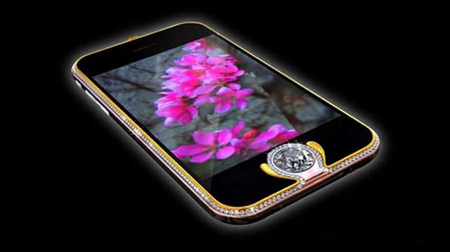 C&oacute; gi&aacute;&nbsp;2,5 triệu USD,&nbsp;iPhone 3G Kings Button&nbsp;được chế t&aacute;c bởi nh&agrave; thiết kế Peter Aloisson người &Aacute;o. Sản phẩm g&acirc;y ch&uacute; &yacute; khi kết hợp giữa m&agrave;u trắng, v&agrave;ng v&agrave; v&agrave;ng hồng. Bao quanh m&aacute;y l&agrave; 138 vi&ecirc;n kim cương được cắt tinh xảo. C&oacute; t&ecirc;n Kings Button bởi n&uacute;t Home tr&ecirc;n chiếc iPhone n&agrave;y được đ&iacute;nh vi&ecirc;n kim cương 6,6 carat, l&agrave;m tăng vẻ sang trọng cho sản phẩm.