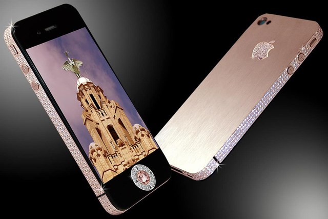 Vị tr&iacute; thứ tư trong danh s&aacute;ch thuộc về&nbsp;Stuart Hughes&nbsp;iPhone 4 Diamond Rose, được chế t&aacute;c từ v&agrave;ng hồng nguy&ecirc;n khối. Xung quanh m&aacute;y c&oacute; 500 vi&ecirc;n kim cương (tổng cộng 100 carat), logo T&aacute;o khuyết đ&iacute;nh 53 vi&ecirc;n kim cương, n&uacute;t Home chứa một vi&ecirc;n kim cương hồng 7,4 carat, hộp đựng 7 kg l&agrave;m từ đ&aacute; granite. Gi&aacute; b&aacute;n của sản phẩm l&agrave;&nbsp;8 triệu USD.