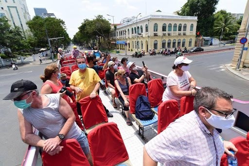 Ng&agrave;nh du lịch Việt Nam đang đi t&igrave;m m&ocirc; h&igrave;nh đ&oacute;n kh&aacute;ch quốc tế với những biện ph&aacute;p ngăn dịch nghi&ecirc;m ngặt đi k&egrave;m với dịch vụ du lịch tiện nghi v&agrave; kh&eacute;p k&iacute;n.