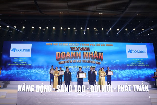 H&#242;a B&#236;nh 8 năm li&#234;n tiếp đạt doanh nghiệp TP HCM ti&#234;u biểu - Ảnh 1