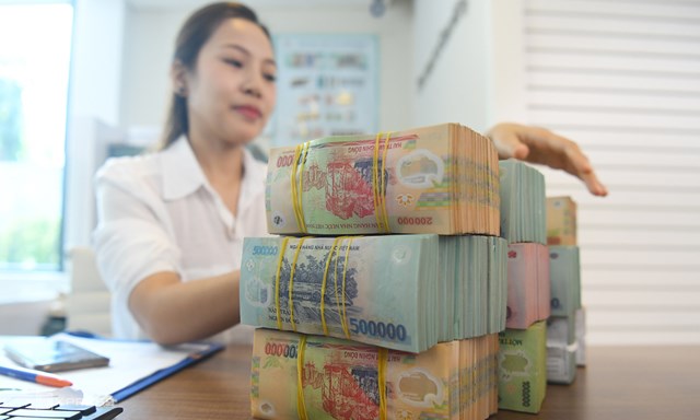 Kh&aacute;ch h&agrave;ng gửi tiết kiệm tại một ng&acirc;n h&agrave;ng thương mại