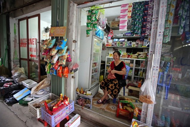 Cửa h&agrave;ng tạp ho&aacute; đứng vững tr&ecirc;n thị trường b&aacute;n lẻ bất chấp dịch Covid-19.