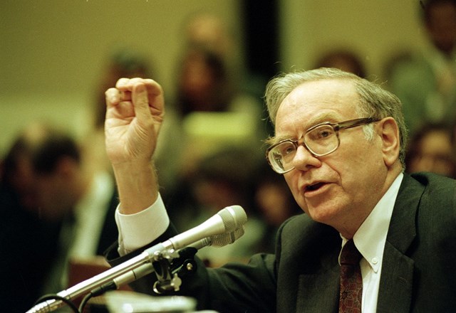 "Khi t&ocirc;i đề nghị l&agrave;m việc cho Ben Graham, t&ocirc;i đ&atilde; n&oacute;i, 'T&ocirc;i sẽ l&agrave;m việc kh&ocirc;ng c&ocirc;ng.' H&atilde;y t&igrave;m kiếm c&ocirc;ng việc gi&uacute;p bạn c&oacute; thể bật l&ecirc;n. H&atilde;y t&igrave;m kiếm đam m&ecirc;&rdquo;, Warren Buffett đưa ra lời khuy&ecirc;n cho những người trẻ. (Ảnh:&nbsp;AP)