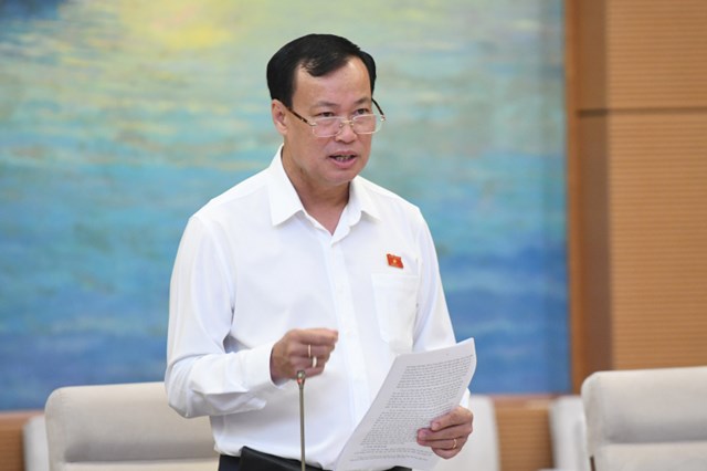 Chủ nhiệm Ủy ban Quốc ph&ograve;ng v&agrave; An ninh L&ecirc; Tấn Tới tr&igrave;nh b&agrave;y b&aacute;o c&aacute;o thẩm tra.
