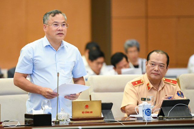Thứ trưởng Bộ C&ocirc;ng an Nguyễn Văn Long thừa uỷ quyền của Thủ tướng Ch&iacute;nh phủ tr&igrave;nh b&agrave;y Tờ tr&igrave;nh.