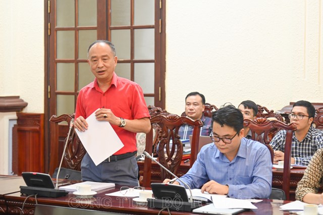 Đại diện Bộ C&ocirc;ng an -&nbsp; Cơ quan chủ tr&igrave; soạn thảo tr&igrave;nh b&agrave;y t&oacute;m tắt nội dung Tờ tr&igrave;nh.