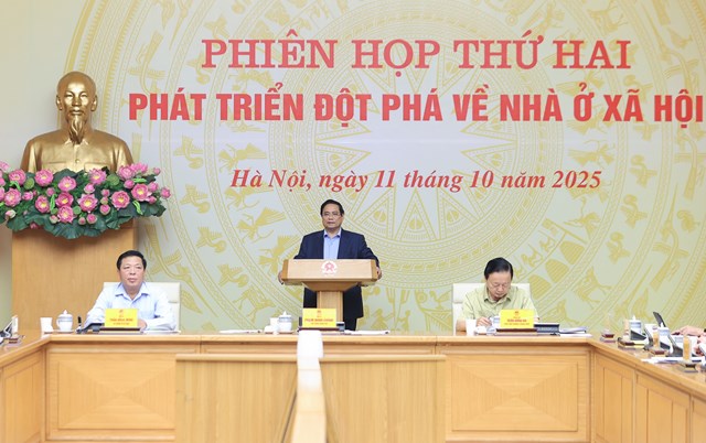 Thủ tướng lưu ý việc phát triển nhà ở phải nhiều phân khúc gồm cao cấp, trung bình, thu nhập thấp, bảo đảm phát triển hài hòa, không quá chênh lệch về hạ tầng thiết yếu, hạ tầng xã hội- Ảnh VGP/Nhật Bắc.