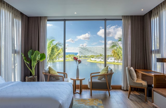 Một g&oacute;c ph&ograve;ng ngủ hướng hồ tại biệt thự nghỉ dưỡng M&ouml;venpick Villas &amp; Residences Ph&uacute; Quốc &nbsp;