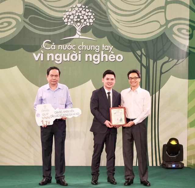 &Ocirc;ng Đỗ Vinh Quang, đại diện CLB B&oacute;ng đ&aacute; H&agrave; Nội trao 1 tỷ đồng ủng hộ cho Quỹ &ldquo;V&igrave; người ngh&egrave;o&rdquo; Trung ương năm 2020.