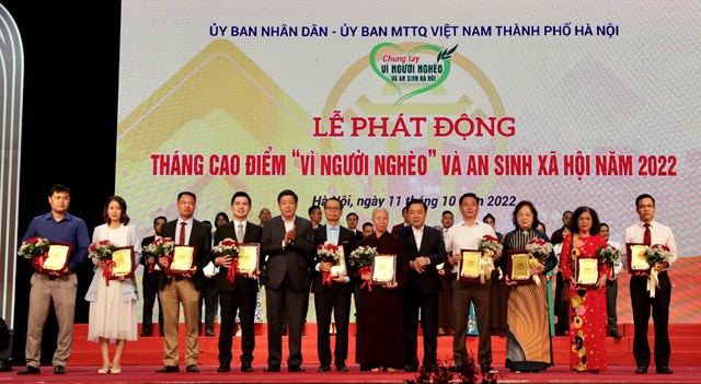 &Ocirc;ng Đỗ Vinh Quang &ndash; Ph&oacute; Chủ tịch HĐQT Tập đo&agrave;n T&amp;T Group (thứ tư từ tr&aacute;i sang) nhận bằng vinh danh của UBND - Ủy ban MTTQ Việt Nam th&agrave;nh phố H&agrave; Nội v&igrave; những đ&oacute;ng g&oacute;p t&iacute;ch cực trong c&ocirc;ng t&aacute;c giảm ngh&egrave;o v&agrave; an sinh x&atilde; hội của th&agrave;nh phố.