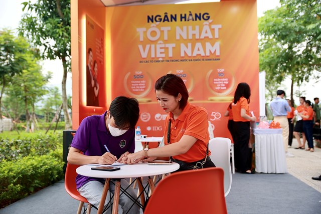 SHB triển khai gian h&agrave;ng tư vấn, giới thiệu sản phẩm nhằm mang tới những sản phẩm, dịch vụ v&agrave; nhiều phần qu&agrave;, ưu đ&atilde;i hấp dẫn d&agrave;nh cho c&aacute;c Thầy, C&ocirc;, C&aacute;n bộ Nh&acirc;n vi&ecirc;n v&agrave; Sinh vi&ecirc;n Nh&agrave; trường